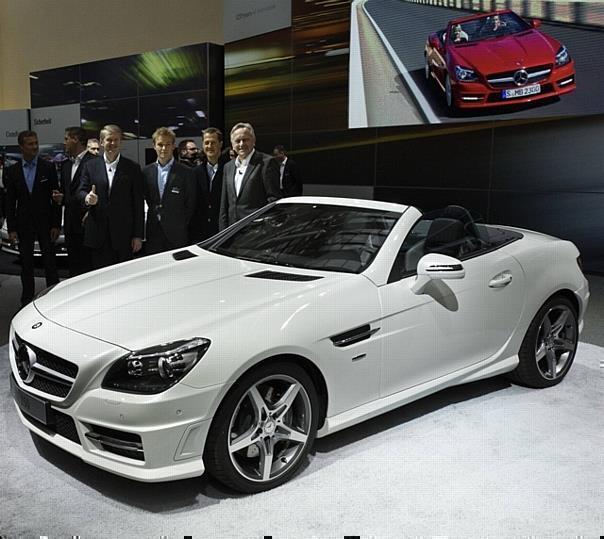 Im Gegensatz zum Formel-1-Modell stehen vom neuen SLK zur Markteinführung drei Varianten zur Verfügung, die alle von neuen Motoren mit Direkteinspritzung angetrieben werden. Foto: MB/Auto-Reporter.NET